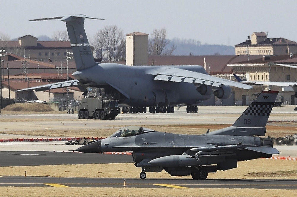 美韓4月聯合軍演時，美國空軍F-16戰鬥機停在南韓平澤市的美軍基地。（美聯社）