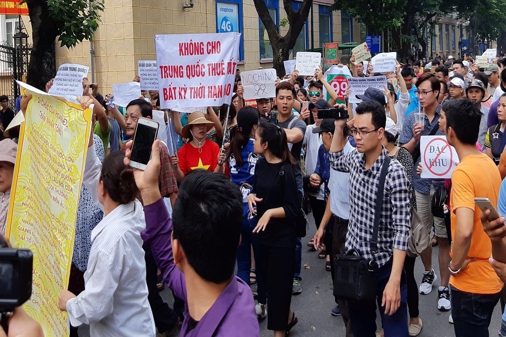 越南河南民眾，上街抗議中資入主經濟特區。（湯森路透）