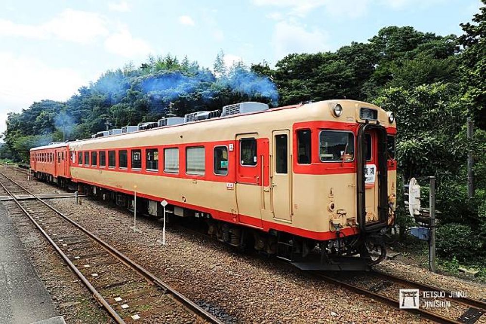 從JR西日本讓渡的兩輛國鐵老車，在夷隅鐵道細心的保養之下，依然活躍，也成為夷隅鐵道最大的賣點。（攝影：陳威臣）