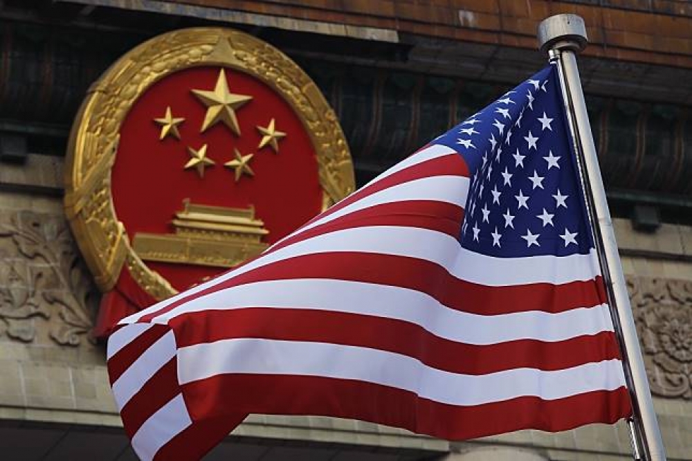 美國國旗於北京人民大會堂外飛揚。（美聯社）