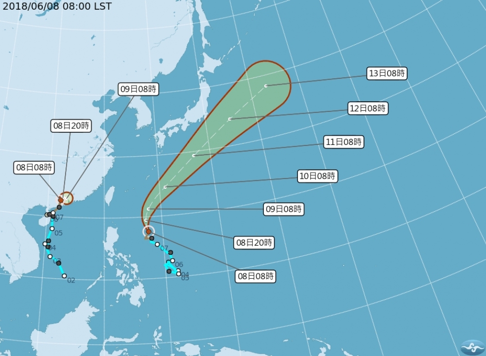 中央氣象局網站張貼的颱風路徑潛勢圖。左為第四號颱風艾維尼，右邊為第五號颱風馬力斯，目前看來兩者的路徑皆不會直接影響台灣。（圖片取自中央氣象局官網）