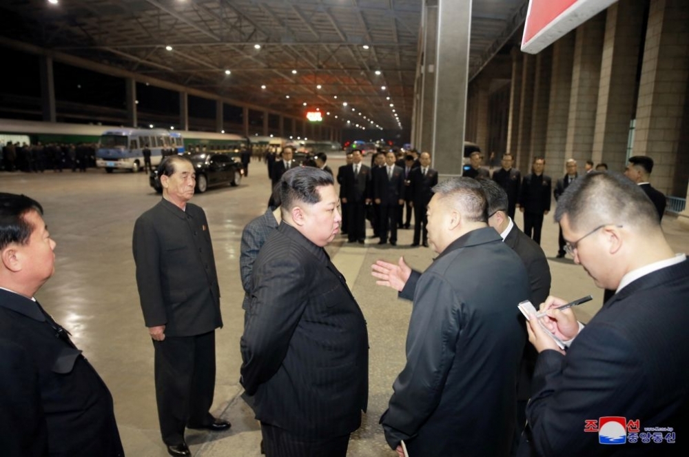 4月26日，北朝鮮領導人金正恩出動專列運送遺體與傷患，他並親往平壤車站送行。（湯森路透）