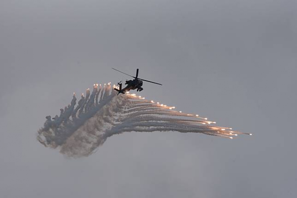 本次操演採「實兵、全裝」模式，「空對空」AH-64E阿帕契攻擊直升機發射熱焰彈。（攝影：李昆翰）