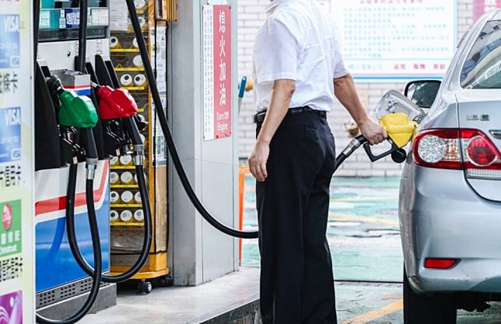 今年油價恐怕居高不下，由於沙烏地阿拉伯及阿聯酋2018年1月1日起，向大部分貨品及服務徵收5%增值稅，專家預料油價可能拉高至一公升3字頭。（攝影：蘇郁晴）