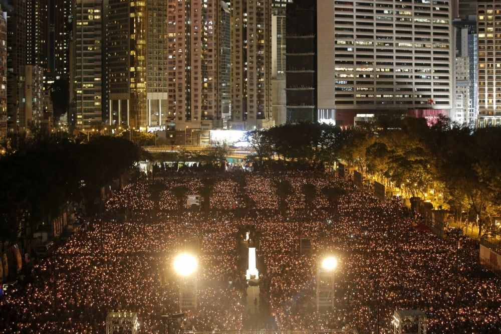 4日晚間，香港維園湧入熱情民眾紀念六四。（美聯社）
