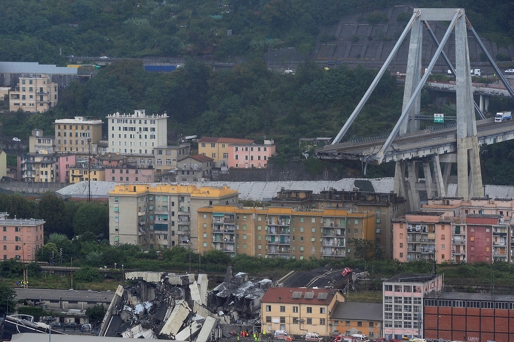 義大利熱內亞一處高架橋14日發生崩塌意外。（湯森路透）