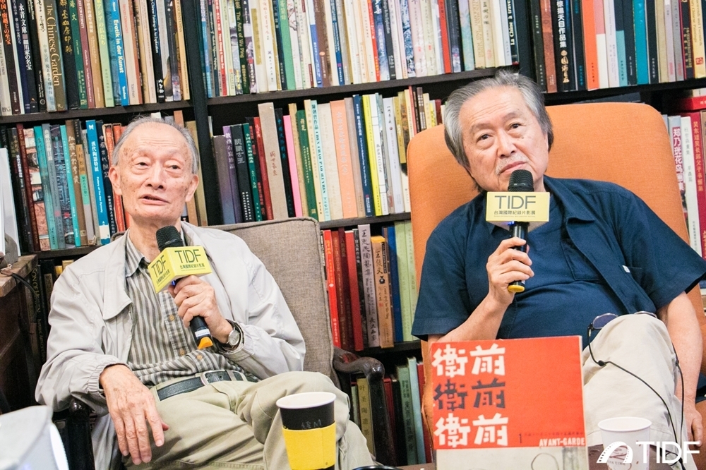 台灣知名攝影師莊靈（左）、張照堂（TIDF提供）