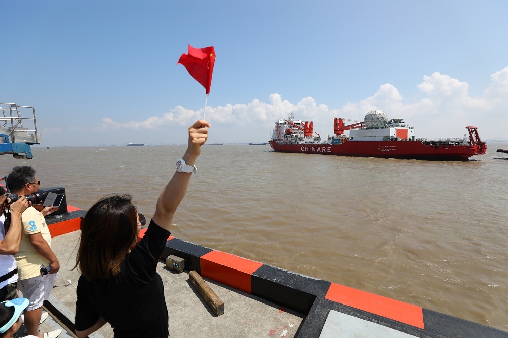 7月20日中國第9次北極科學考察隊乘坐「雪龍號」極地科學考察船從上海離開前往北極。（中新社）