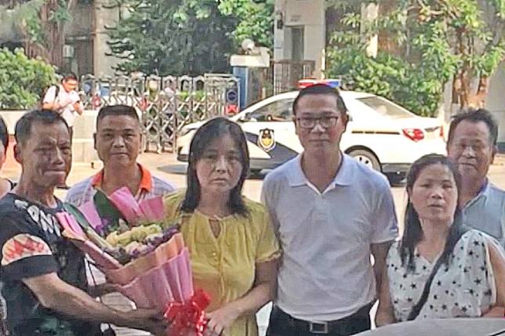 中國維權人士黃燕（穿黃衣服）順利入境台灣，可居留3個月。（翻攝RFA影片）