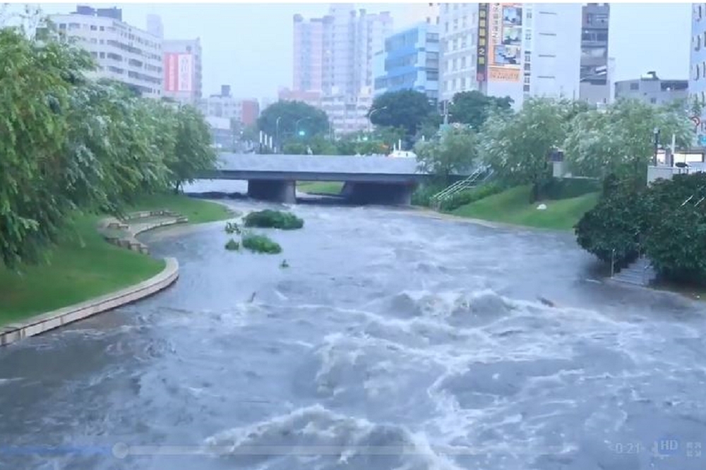 大雷雨肆虐台中，有網友將柳川水岸淹沒的影片po上網，引起熱議。（圖片截取自@橘子狗愛吃糖@ 臉書）