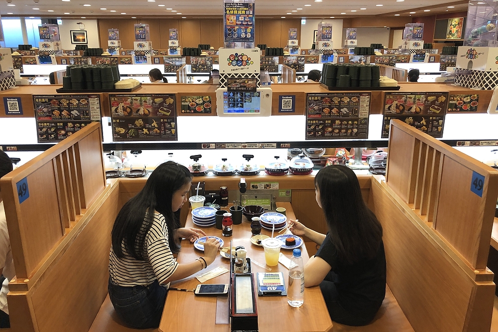 在日本吃迴轉壽司，你會不會先問店家，這是不是捕獲自福島茨城海邊的「核災青花魚」？（讀者提供）