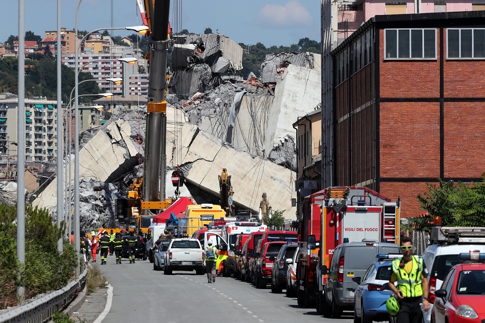 義大利熱那亞14日發生高架路橋斷裂事故。（湯森路透）