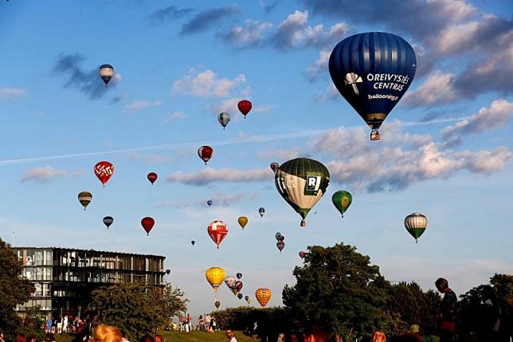 「自由之風 100」活動中的熱氣球在立陶宛空中飄揚。（湯森路透）