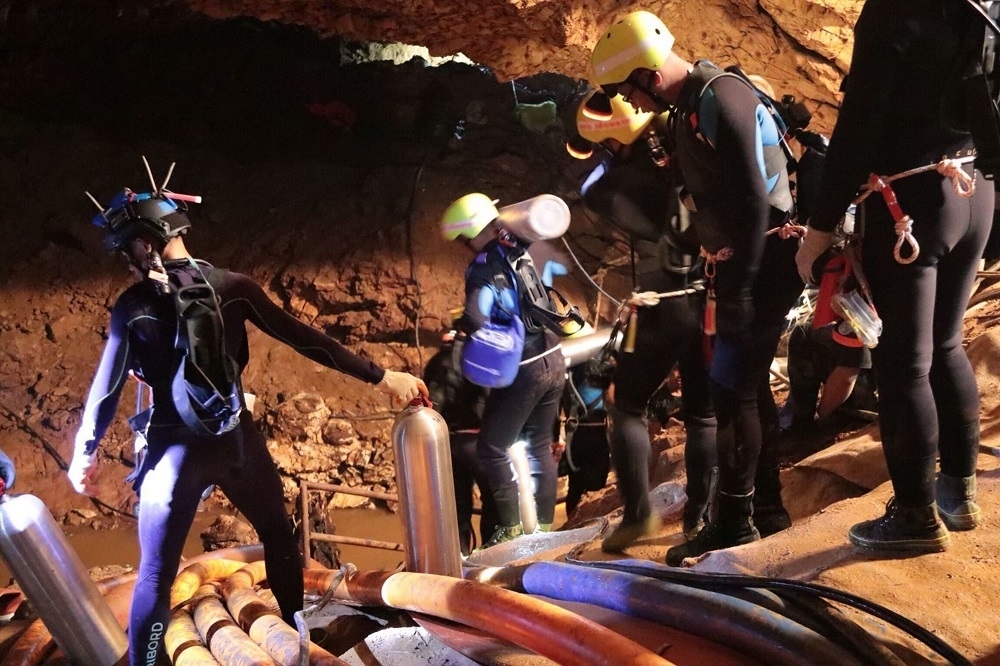 泰國潛水員7日於睡美人洞窟內。（美聯社）