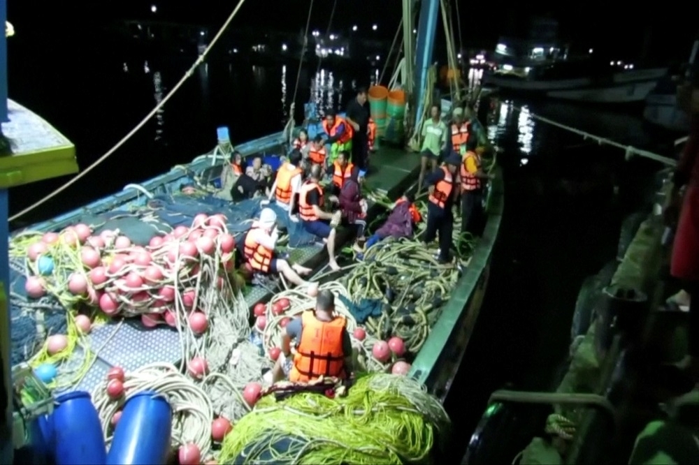 泰國海軍救出普吉島沉船事故生還者，他們身穿救生衣在甲板上等待回航上岸。（湯森路透）