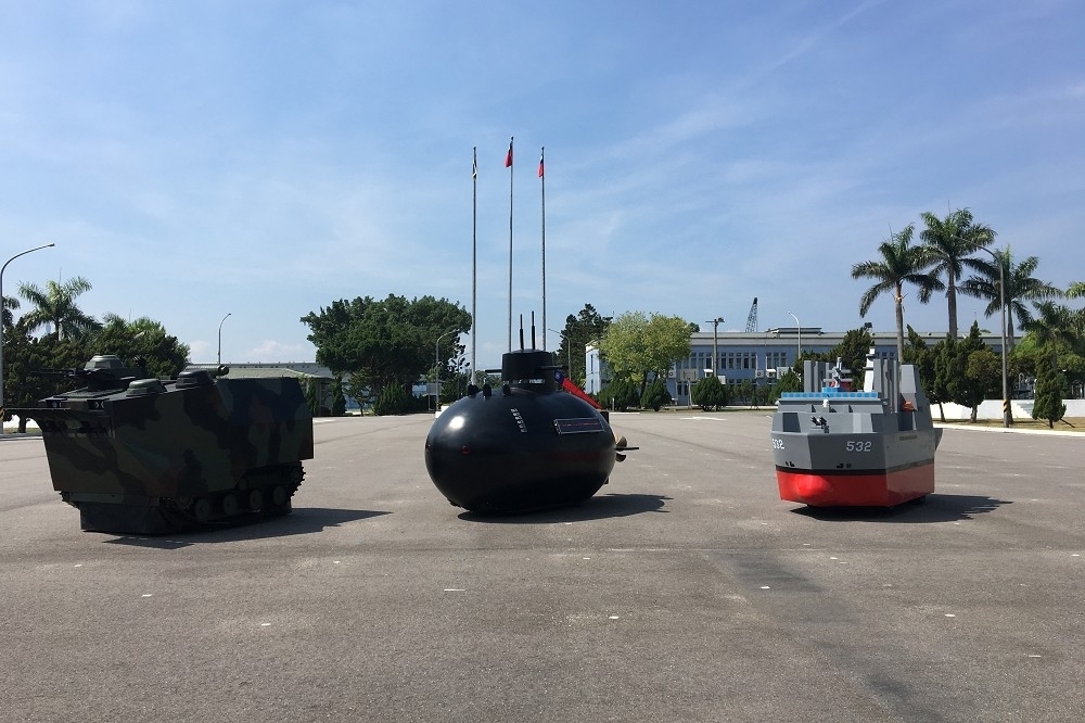 國防部舉辦第二屆全國高中儀隊競賽將在7日於台北兩廳院廣場進行決賽，現場推出軍艦造型的Ｑ版電動車，分別為AAV-7兩棲突擊車（左）、劍龍潛艦（中）、磐石軍艦（右）。（海軍司令部提供）