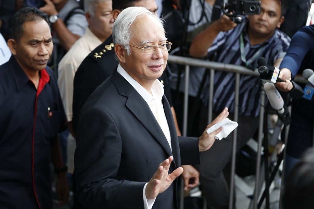 馬來西亞前總理納吉（Najib Razak）3日在家中遭到反貪腐探員逮捕。（美聯社）