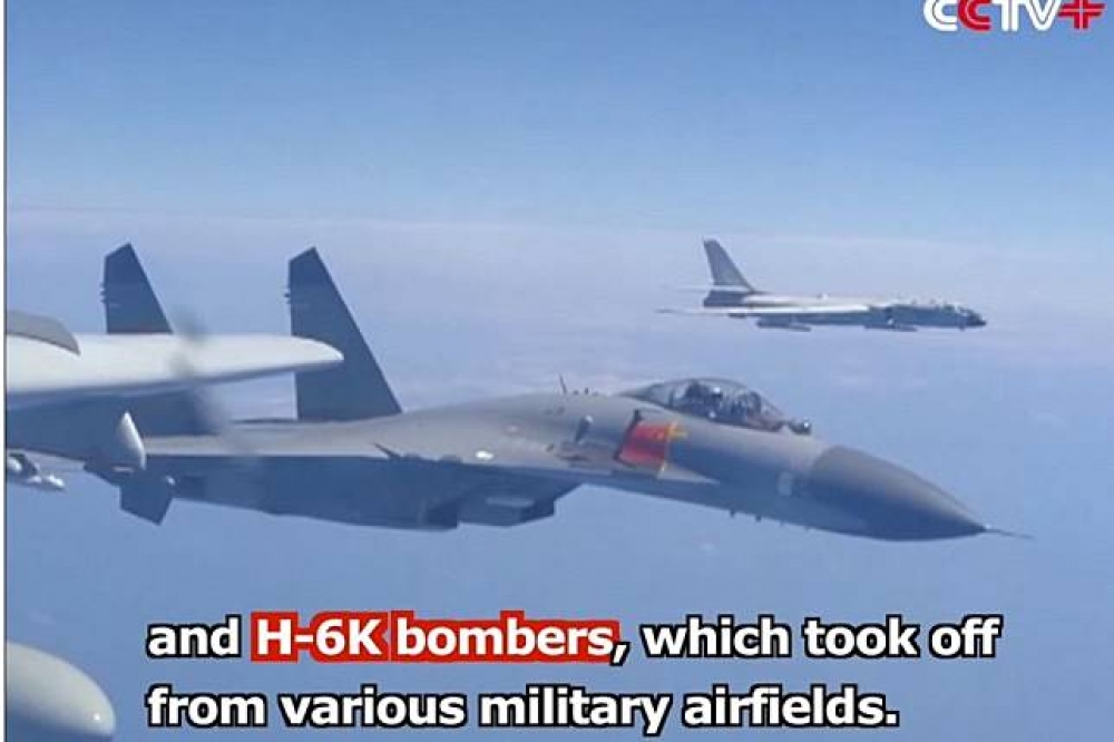 中國所釋出的軍機繞行台灣進行遠航訓練畫面。（網路截圖）