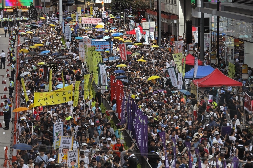 香港「七一遊行」在下午盛大展開。（美聯社）