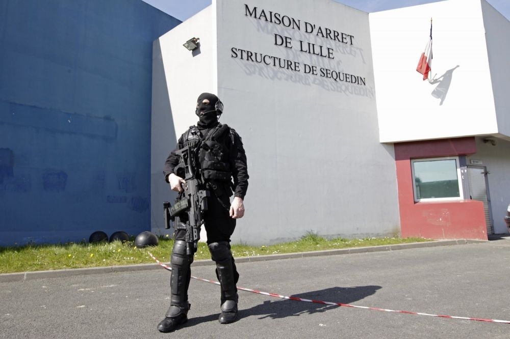 法國特警人員1日持槍守在塞克丹監獄外。（湯森路透）