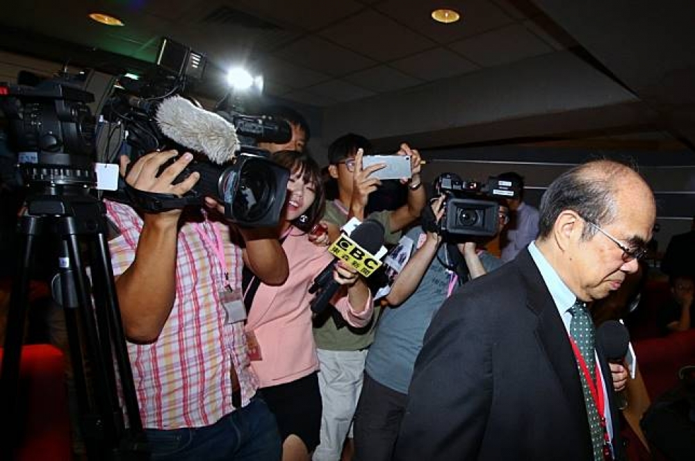 中研院院士會議於2日起舉行，吳茂昆會前即遭媒體包圍追問先前的爭議問題。（攝影：曾原信）