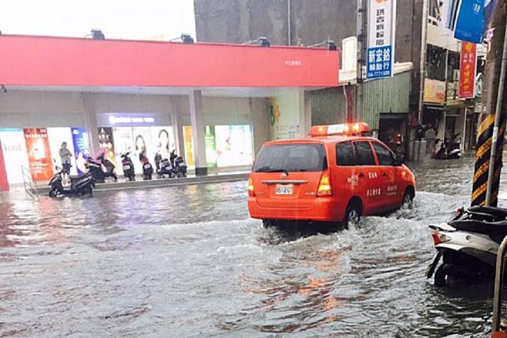2日中南部下起大雨，多處傳出淹水災情，鹿港老街累積水量更是位居全台之冠。（圖片翻攝自臉書）