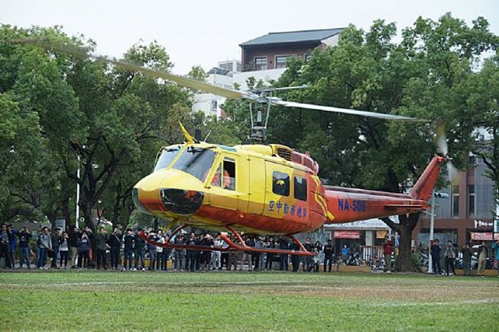 陳冠宏2017年12月隨UH-1H退役直升機返回成大。（圖片取自成功大學網站）