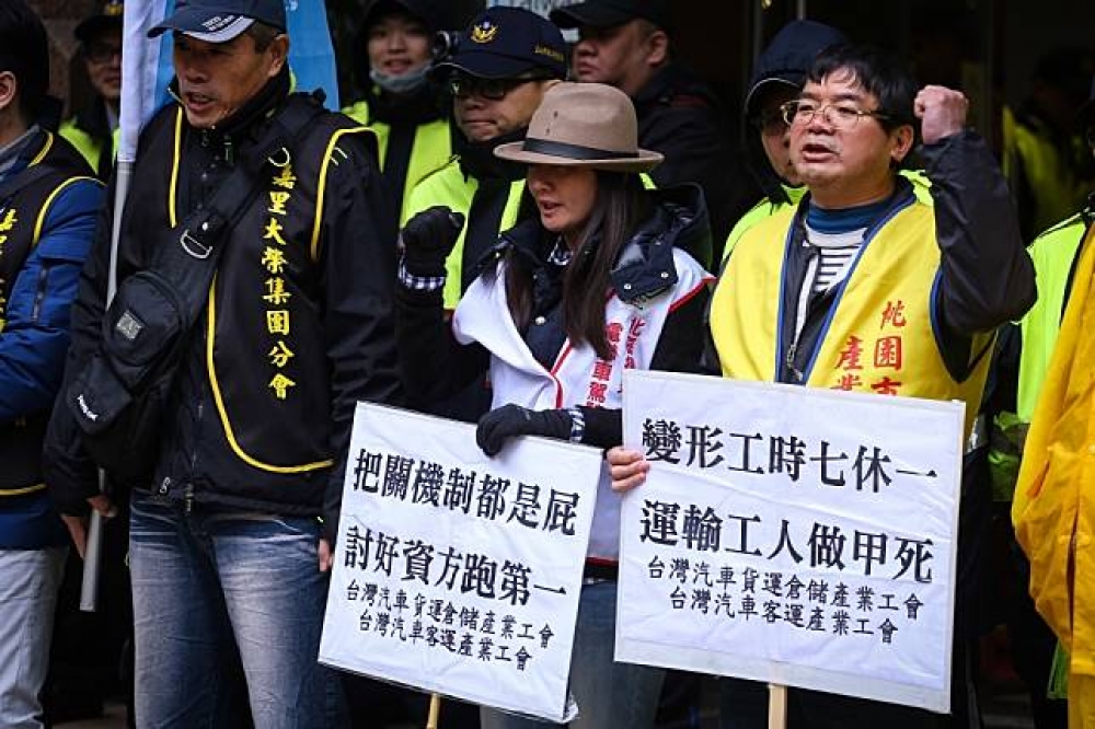 台灣汽車貨運倉儲、客運業產業工會5日前往勞動部抗議，痛批資方違法成性。（攝影：陳品佑）
