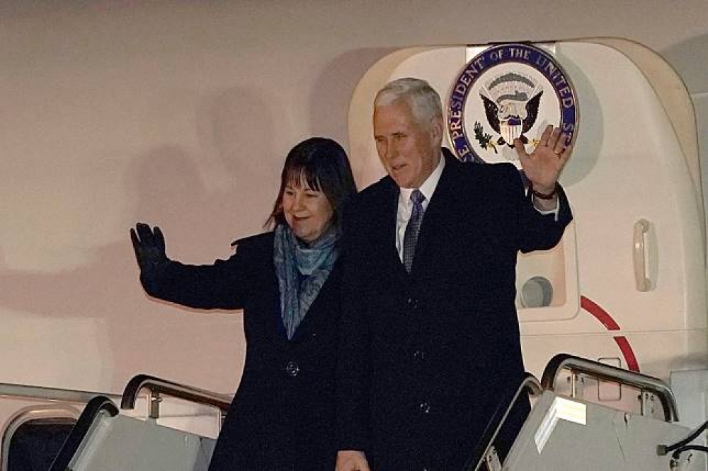美國副總統彭斯與夫人6日抵達位於東京近郊的美軍橫田空軍基地。（湯森路透）