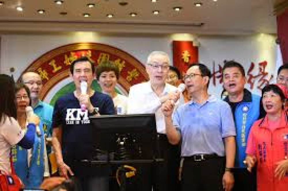 國民黨前主席馬英九與現任主席吳敦義今同框出席活動，兩人雖然同台高歌但互動並不多。（攝影：李昆翰）