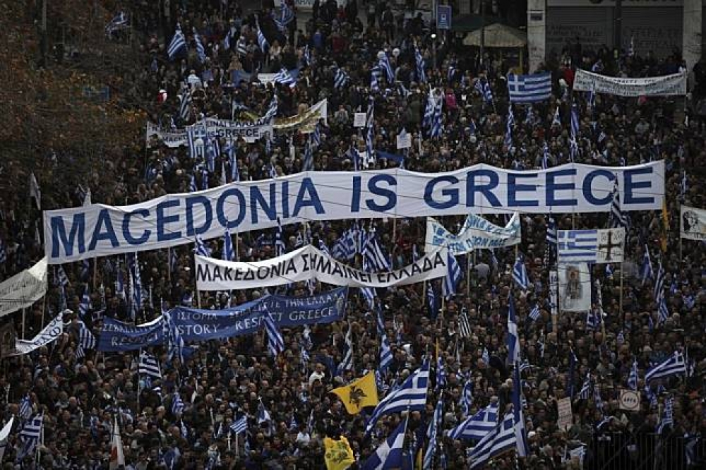 希臘雅典4日聚集逾10萬人抗議政府對國名爭議的讓步。（美聯社）