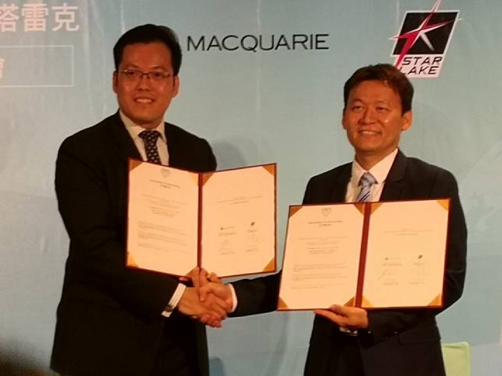 今日喜門史塔雷克總經理丁彥允（右）與麥格理資本台灣區負責人蔡毅霆（左）簽署合作意向書，宣示邁向新的綠能里程碑。（攝影：陳彥邦）
