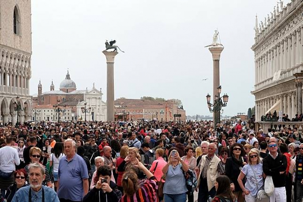 義大利威尼斯聖馬可大廣場（Piazza San Marco）擠滿遊客。（湯森路透）