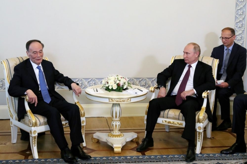 中國國家副主席王岐山24日與俄國總統普京見面。（湯森路透）