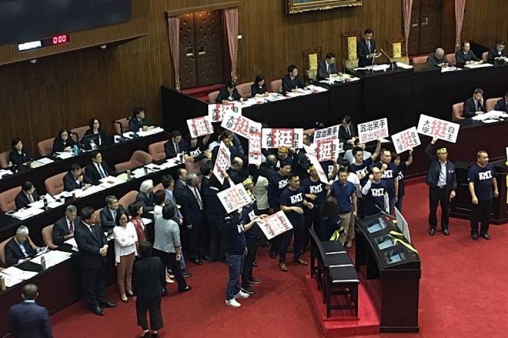 為抗議「卡管」，藍委在行政院長賴清德上台報告前，高舉標語怒嗆「政治黑手、退出校園」。（攝影：陳彥宇）