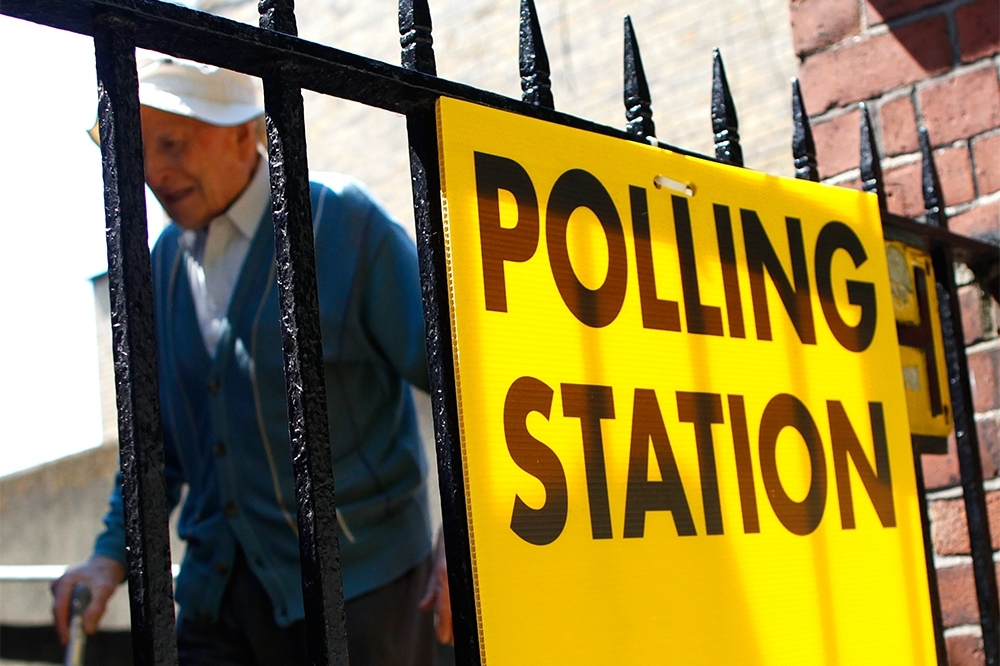 愛爾蘭民眾前往投票所進行墮胎公投。（美聯社）