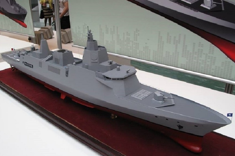 海軍規劃建造4500噸級的新一代飛彈巡防艦，海軍設計納入相列雷達系統(艦首部位)，但因體積過大、過重，海軍與中科院正討論是否用一座旋轉式3D相列雷達系統來取代。 圖為2017年台北國際航太暨國防工業展，海軍展示「新一代飛彈巡防艦」模型。（攝影：朱明）