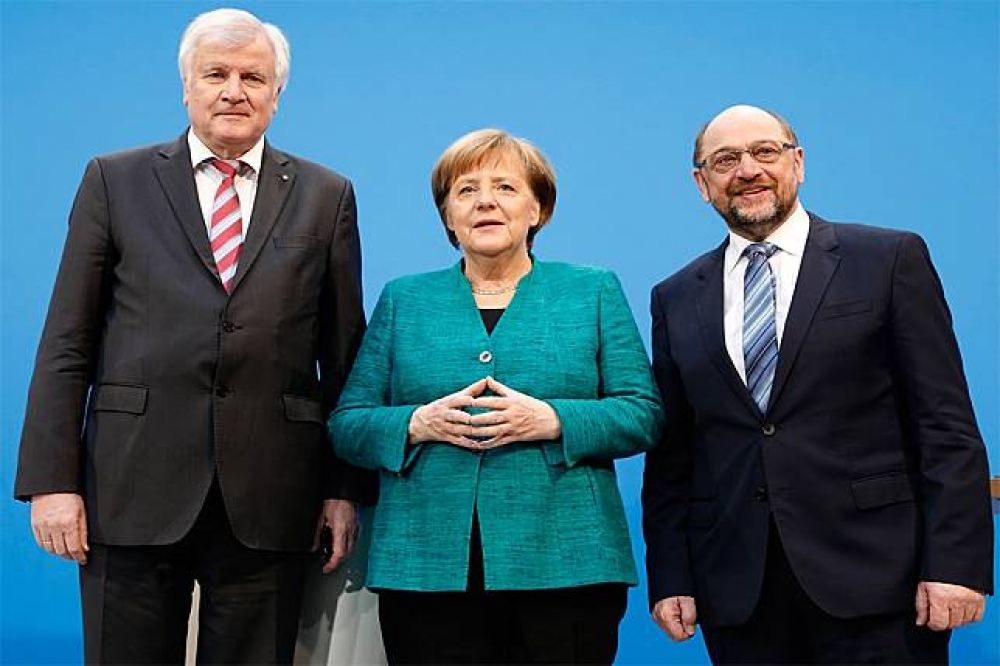 7日，德國總理梅克爾（Angela Merkel）（中）與巴伐利亞基社盟（CSU）領導人基霍法（Horst Seehofer）、社民黨（SPD）領導人舒爾茨（Martin Schulz），招開記者會說明聯合組閣的新協議。（湯森路透）