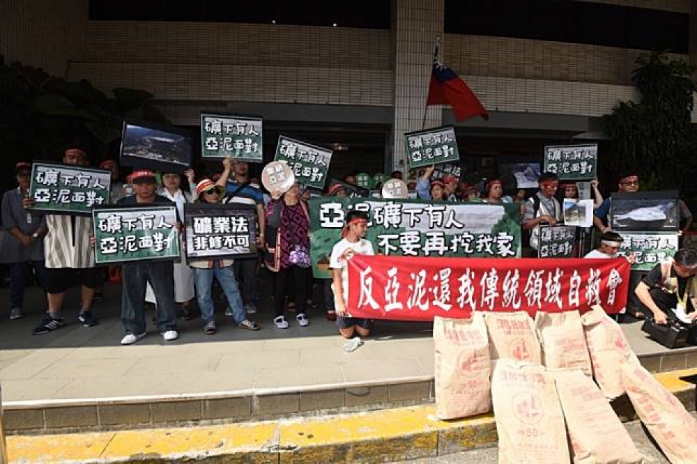 亞洲水泥26日在國軍英雄館舉行股東會，環保團體及反亞泥原住民團體到會場外抗議。（攝影：李昆翰）