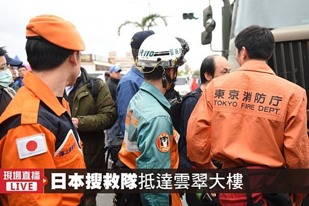 日本搜救隊８日下午３點抵達雲門翠堤大樓現場，投入救災工作。(攝影：葉信菉）