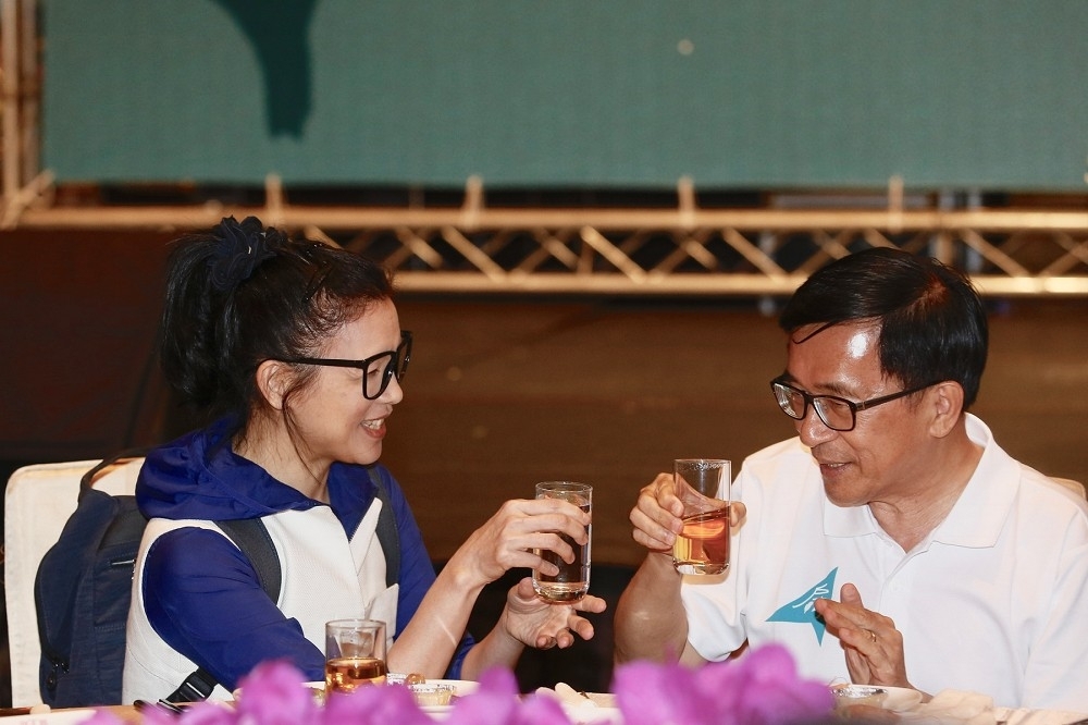 陳水扁出席凱達格蘭基金會募款餐會，統促黨發言人璩美鳳進入會場，並與陳水扁交談。（攝影：李昆翰）