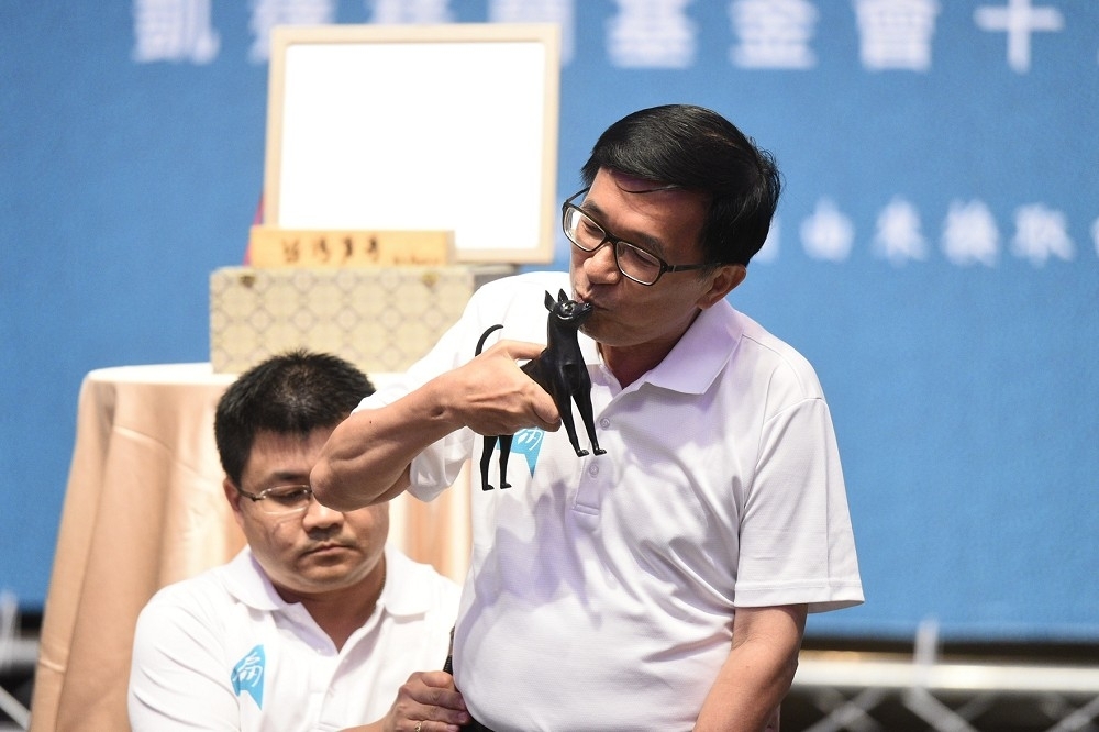 陳水扁在凱達格蘭基金會上，以未上台、在台下發言的方式，發表談話，並親吻「台灣勇哥」雕像。（攝影：李昆翰）
