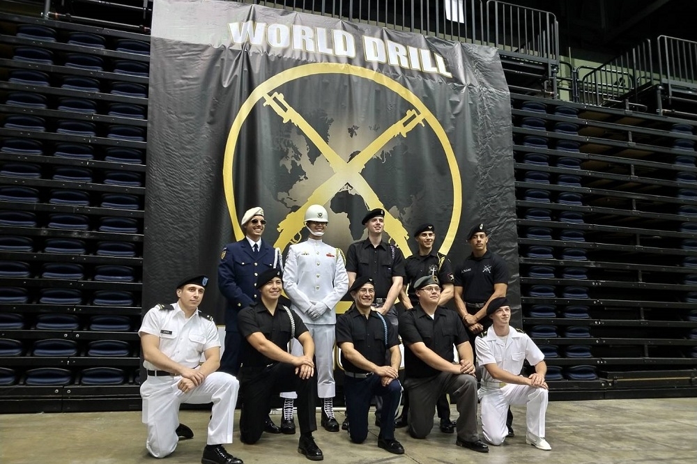  海軍儀隊上兵蘇祈麟（後排左2）參加世界儀隊錦標賽，順利以矇眼操槍挺進8強。（海軍司令部提供）