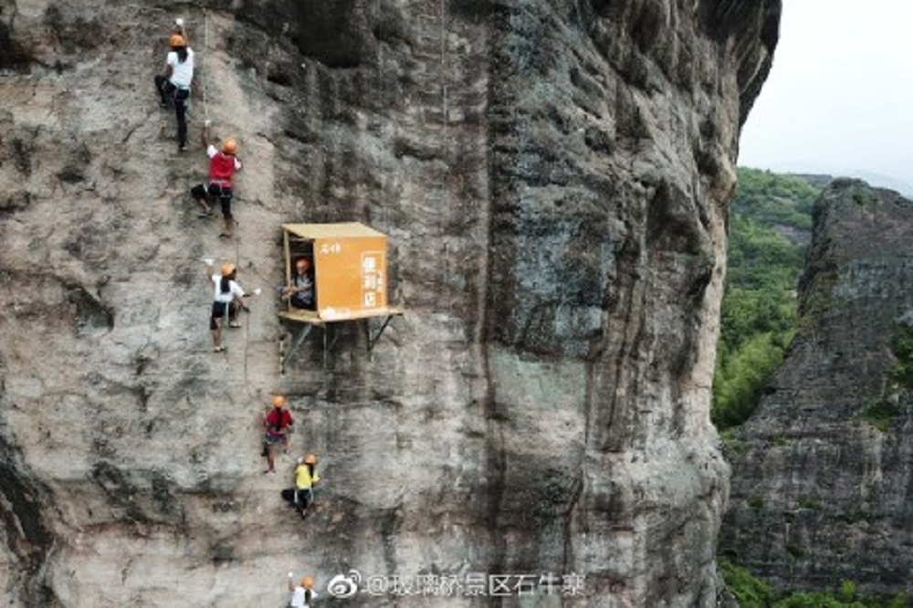湖南省平江縣石牛寨地質公園裡的懸崖商店，4月25日正式營運。（截圖自石牛寨微博）