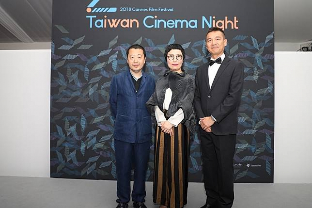 中國導演賈樟柯（左至右）、文化部次長丁曉菁與國家電影中心執行長陳斌全（國家電影中心提供）