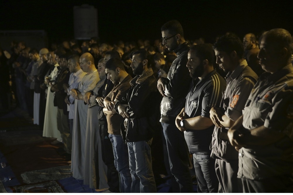巴勒斯坦人齋戒月晚間進行「特拉威哈」（taraweeh）禱告。（美聯社）