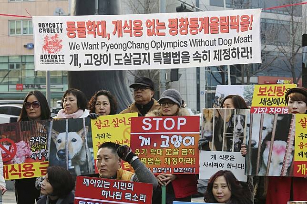 南韓動物權利促進團體出面抗議，要求停止狗肉貿易。（美聯社）