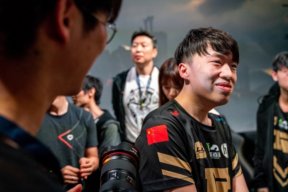 RNG Xiaohu 在打贏加賽後接受了媒體的賽後訪問，提到其實最大的敵人就是自己。（圖片來源：LoL Flickr）