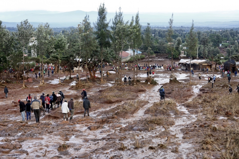 肯亞中部巴特爾水壩潰堤，造成嚴重洪水災情。（美聯社）