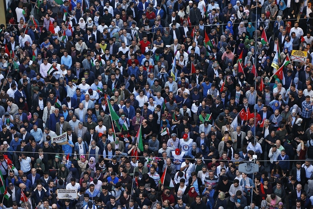 土耳其民眾上街抗議，表達對巴勒斯坦人在加薩被以色列軍隊攻擊的不滿。（美聯社）